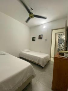 卡塔赫納的住宿－Apto Boho，一间卧室配有两张床和吊扇