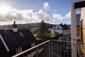 d'un balcon avec vue sur la ville. dans l'établissement New TOP FLOOR Apartment in the centre of Tórshavn, à Tórshavn