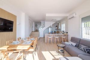 Khu vực ghế ngồi tại Elegancia y lujo frente al mar.