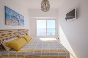 Giường trong phòng chung tại Elegancia y lujo frente al mar.