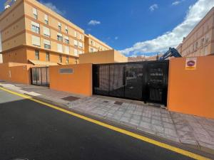 una valla al lado de un edificio al lado de una calle en Las Carmenes 2 en El Médano
