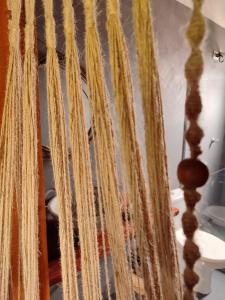 um monte de cordas penduradas numa cortina em Pousada Kiarô Caraíva em Caraíva