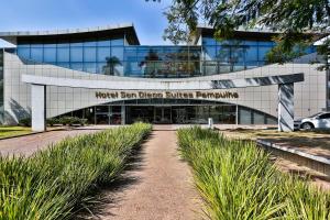 un bâtiment avec un panneau indiquant les mercedes benz les autobus à usage de bureaux dans l'établissement Apartamento San Diego Pampulha Propriedade Particular, à Belo Horizonte