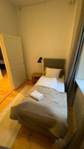 a bedroom with a bed and a lamp and a door at Stunning 5 BR Flat by The Lakes in Copenhagen
