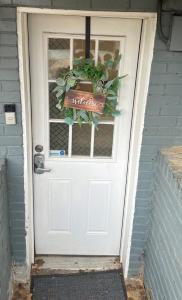 Una puerta blanca con una señal de bienvenida. en Washington DC OASIS-BLOCK FROM METRO-OFF STREET PARKING en Washington