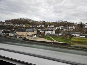 uma vista para uma cidade a partir de uma janela de comboio em L'alcôve de Ide em Bouillon