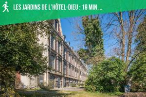 un panneau indiquant un bâtiment dans une rue dans l'établissement Le Héron - Élégance - Confort moderne - 2RFHomes, à Château-Thierry