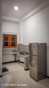 una cocina con refrigerador de acero inoxidable y encimera en VILLA@253A by TurtleBay Weligama, en Weligama