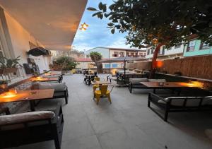 un patio con mesas y sofás en un restaurante en ATICI HOTEL, en Antalya
