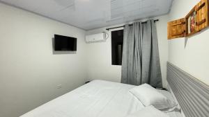 Giường trong phòng chung tại Posada Miss Anibel Central Town