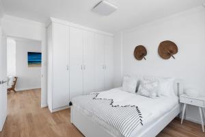 Кровать или кровати в номере Cute Beachfront Apartment