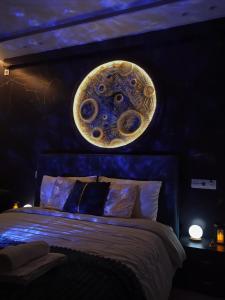 Un dormitorio con una cama grande con una pared azul. en Moon Haven Near Acropolis with 100Mbps WiFi, en Atenas