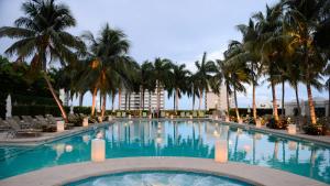 Πισίνα στο ή κοντά στο King Suite - City View at Four Seasons Miami