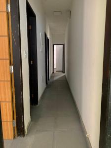 an empty hallway with a hallway leading to a door at Hostel Vila dos Corais in Arraial do Cabo