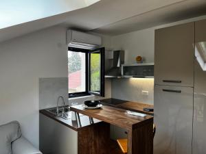 uma pequena cozinha com um balcão e uma janela em UrbanStudio5 em Čakovec