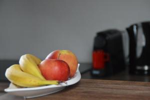 talerz jabłek i bananów na stole w obiekcie UrbanStudio5 w mieście Čakovec
