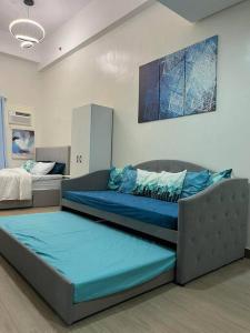 um quarto com uma cama e um sofá em Athena's Place - Hope Residences SMDC Trece Cavite em Trece Martires