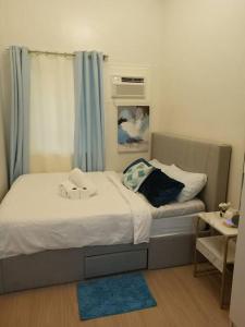 um quarto com uma cama com duas almofadas em Athena's Place - Hope Residences SMDC Trece Cavite em Trece Martires