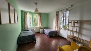 a room with two beds and two windows at naturel home in Adalar