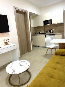 ein Wohnzimmer mit einem Sofa und einem Tisch in der Unterkunft Navarino Luxe Suites with Sea View in Peraia