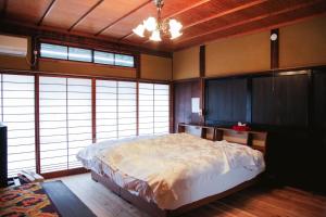 KayaにあるAkano House, an inn of katarai - Vacation STAY 10702のベッドルーム(大きなベッド1台、大きな窓付)