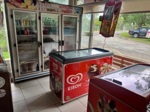 uma máquina de venda automática de coca cola em frente a uma loja em Hotel e Restaurante Chão Nativo em São José da Barra