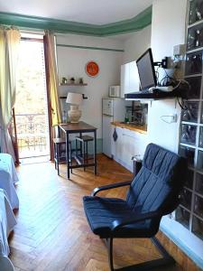 salon z krzesłem i stołem w obiekcie Chez Anna w Aix-les-Bains