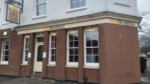 un edificio marrón con ventanas en una calle en The Ashville Bed and Breakfast en Bristol