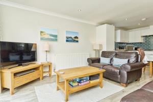 a living room with a couch and a television at Jamestown 2 in Yarmouth