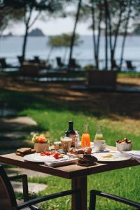 een picknicktafel met eten en drinken erop bij Lanthia Resort in Santa Maria Navarrese