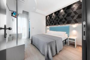 Hotel Eiffel tesisinde bir odada yatak veya yataklar