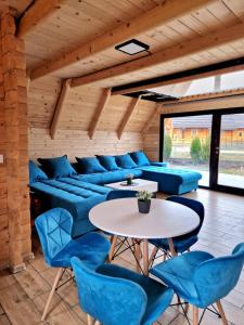 - un salon avec des canapés et des tables bleus dans l'établissement Vila Homoljska Idila1 Banja Zdrelo, à Petrovac na Mlavi