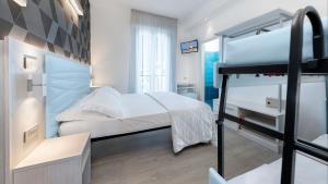 Hotel Eiffel tesisinde bir odada yatak veya yataklar
