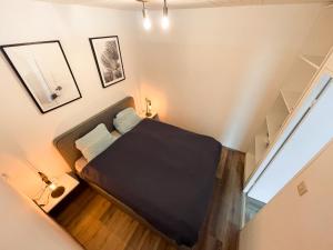 um pequeno quarto com uma cama num quarto em Gemütliche FeWo mit Panoramablick em Sierksdorf