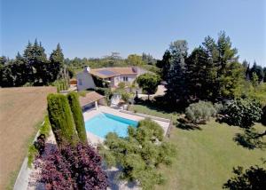 an aerial view of a house with a swimming pool at The Garden View in Le Thor