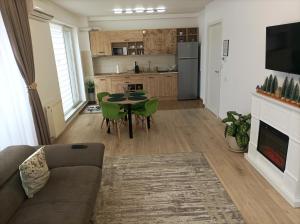 ein Wohnzimmer mit einem Sofa und einem Tisch in der Unterkunft Penthouse City View Infinity in Braşov