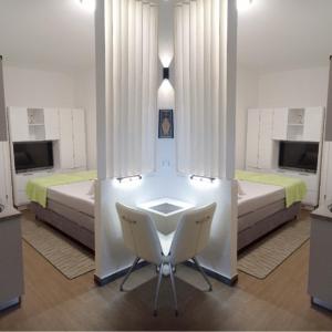 Cette chambre comprend deux lits, une table et une chaise. dans l'établissement Studio apartment with pool, à Pula