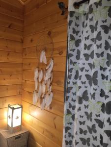 Zimmer mit einem Ventilator und einer Wand mit Schmetterlingen in der Unterkunft Casa La Colina Mandarina I in Tahal