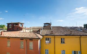einen Blick auf die Dächer von Gebäuden in einer Stadt in der Unterkunft Borgo di Parma in Parma