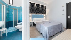 Hotel Eiffel tesisinde bir odada yatak veya yataklar