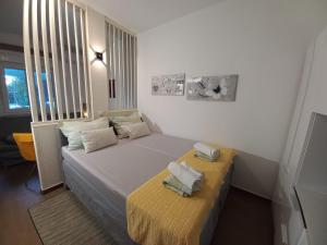 - une chambre avec un lit et 2 oreillers dans l'établissement Studio apartment with pool, à Pula