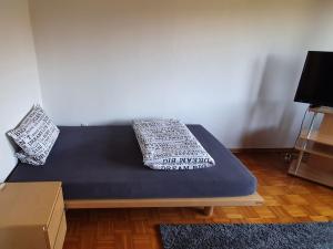 uma cama azul com duas almofadas num quarto em Gemütliche Monteurwohnung in Oberhausen em Oberhausen