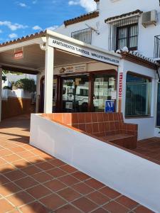 un edificio con un banco delante de él en Nerja Villas-Capistrano, en Nerja