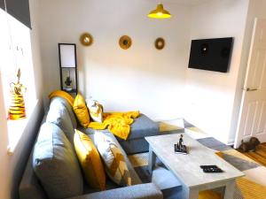 Khu vực ghế ngồi tại Newly refurbished 1 bed Apt in Hamilton Close to station and local amenities