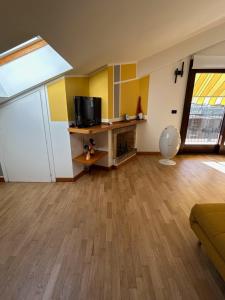 ein Wohnzimmer mit einem Sofa und einem TV in der Unterkunft La La Home in Avezzano