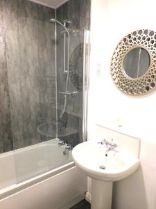 Koupelna v ubytování Newly refurbished 1 bed Apt in Hamilton Close to station and local amenities