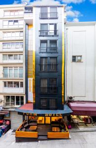 Sisli Form Hotel في إسطنبول: مبنى امامه مقعد