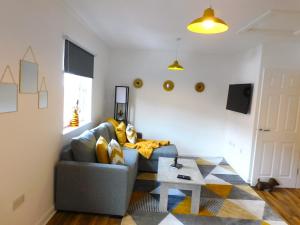 TV a/nebo společenská místnost v ubytování Newly refurbished 1 bed Apt in Hamilton Close to station and local amenities