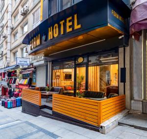 Sisli Form Hotel في إسطنبول: مطعم فيه جلسة قدام محل