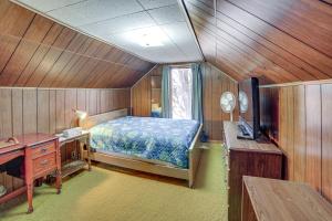 Schlafzimmer mit einem Bett, einem Schreibtisch und einem TV in der Unterkunft Peaceful Channing Retreat 3 Mi to Lake Access! 